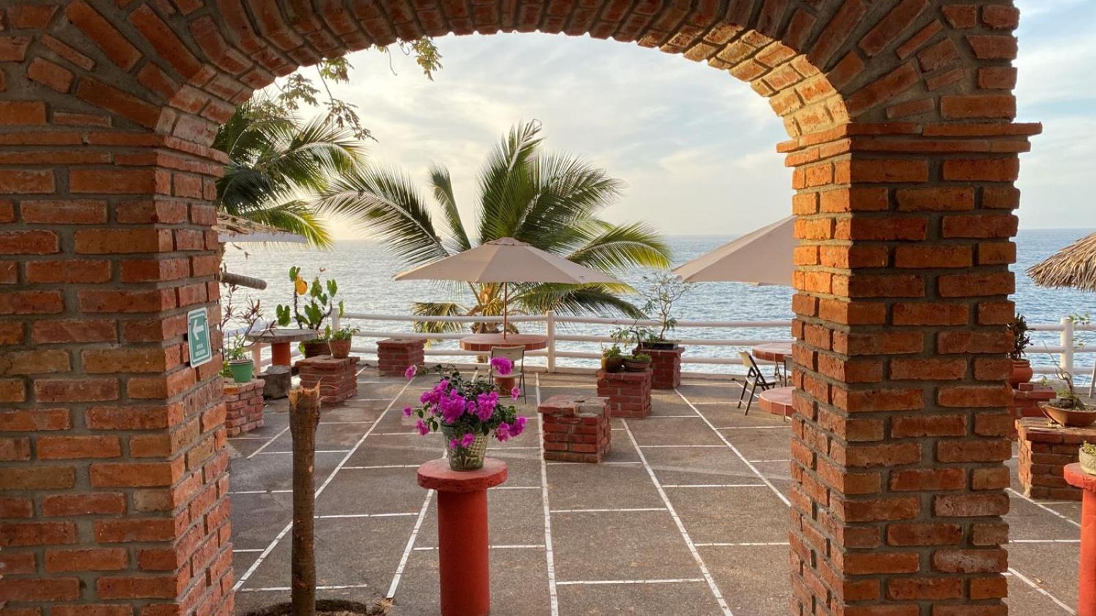 Traditional Sierra Leon Oceanfront Rooms - Adults Only 巴亞爾塔港 外观 照片