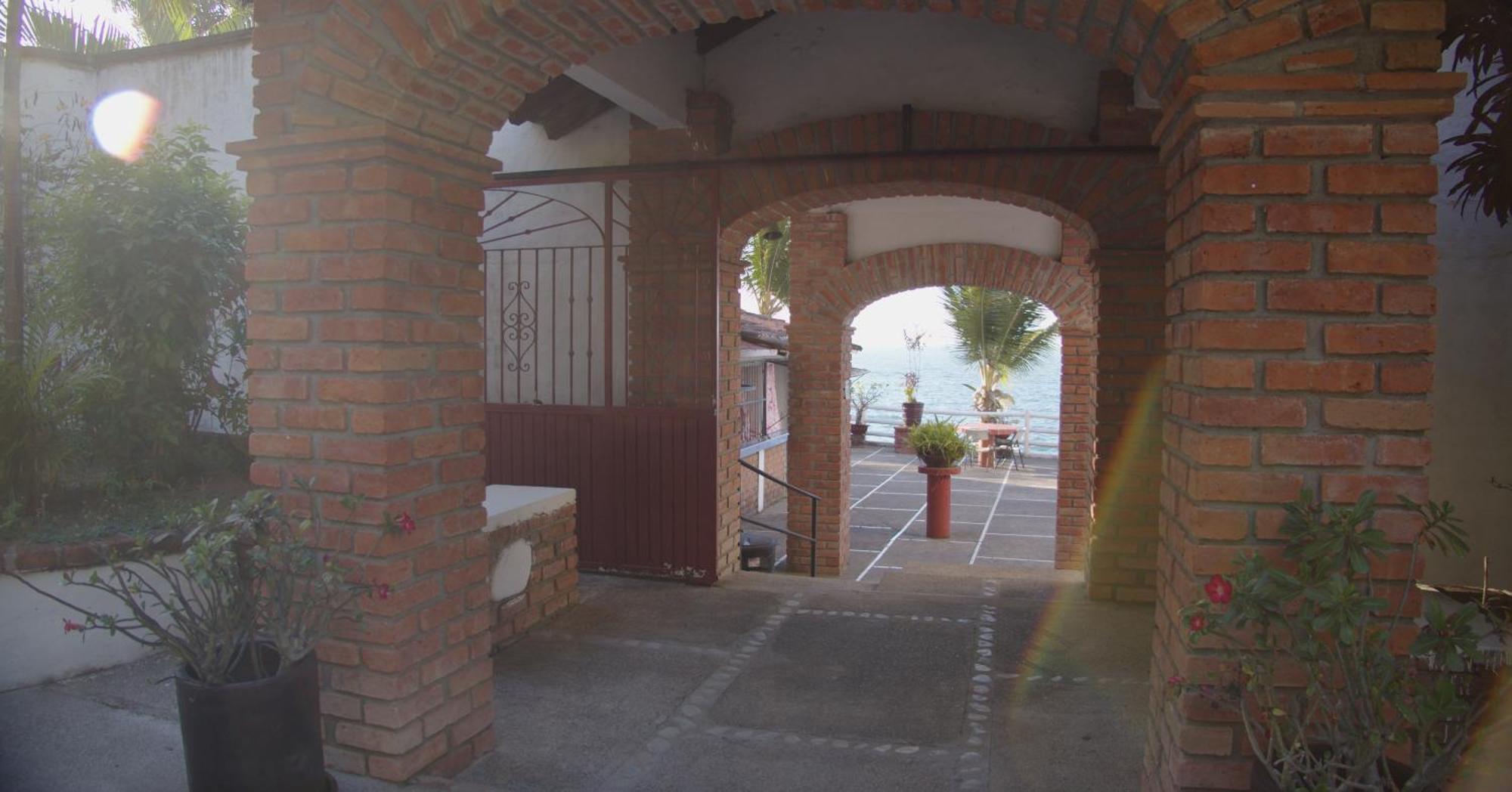 Traditional Sierra Leon Oceanfront Rooms - Adults Only 巴亞爾塔港 外观 照片