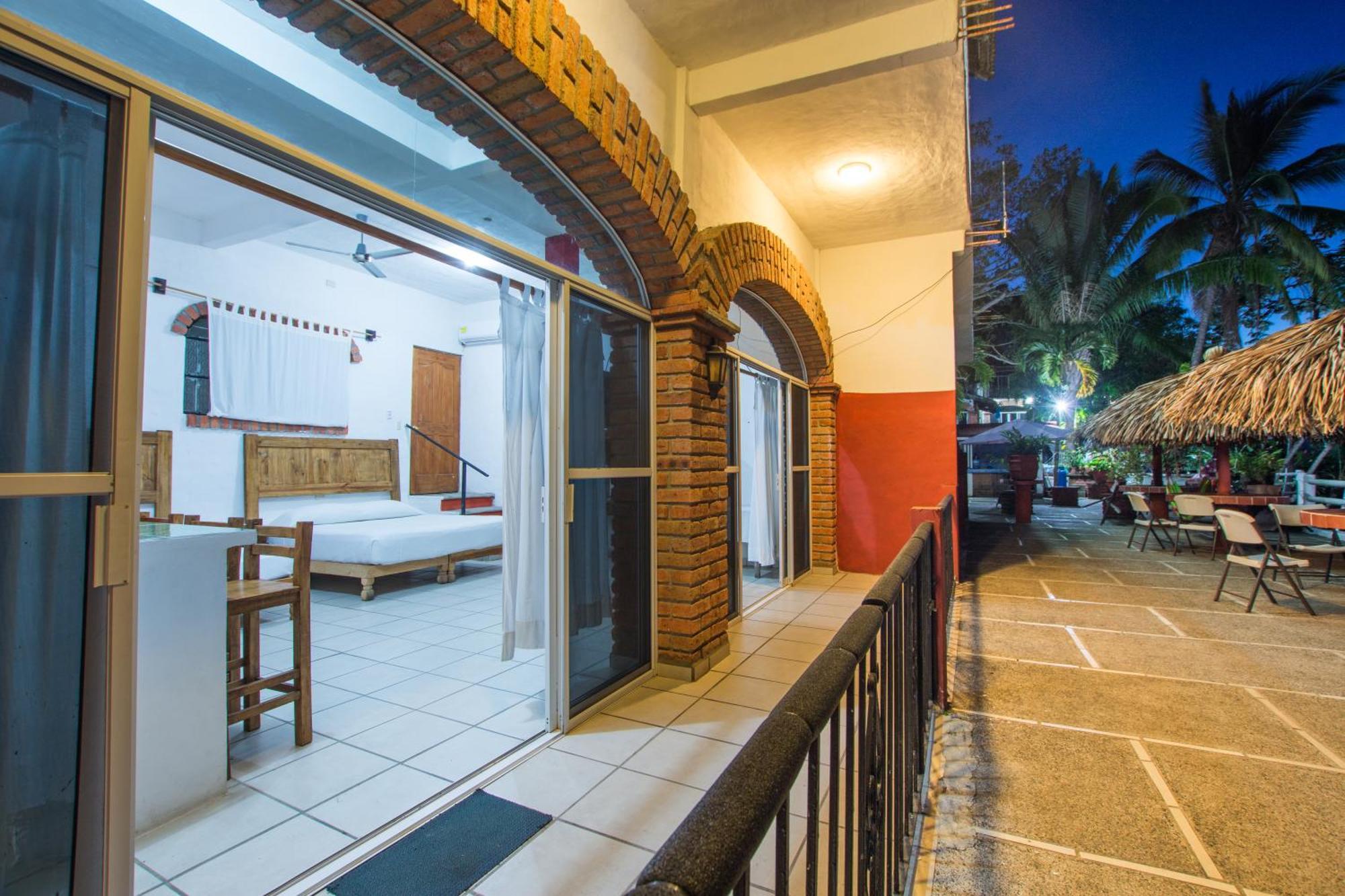 Traditional Sierra Leon Oceanfront Rooms - Adults Only 巴亞爾塔港 外观 照片